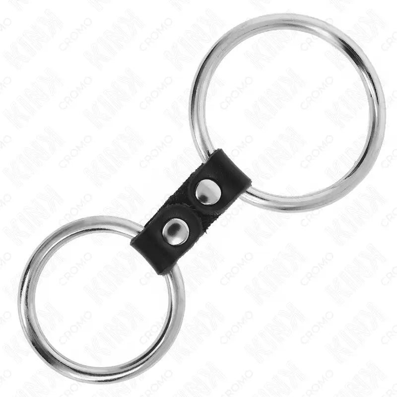 KINK - ANEL DE PÊNIS DUPLO DE METAL 3,7 CM A 5 CM CONECTADO POR TIRA DE COURO MODELO 2 - Sexshoptuga 