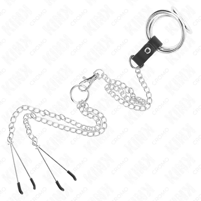 KINK - ANEL DE PÊNIS TRIPLO DE METAL CROMADO DE 3,8 CM A 5 CM COM CORRENTE DE METAL DE 26 CM E GRAMPOS DE MAMILOS MODELO 2 - Sexshoptuga 