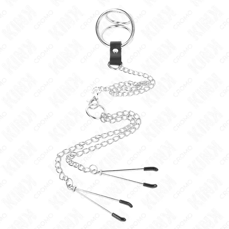 KINK - ANEL DE PÊNIS TRIPLO DE METAL CROMADO DE 3,8 CM A 5 CM COM CORRENTE DE METAL DE 26 CM E GRAMPOS DE MAMILOS MODELO 2 - Sexshoptuga 