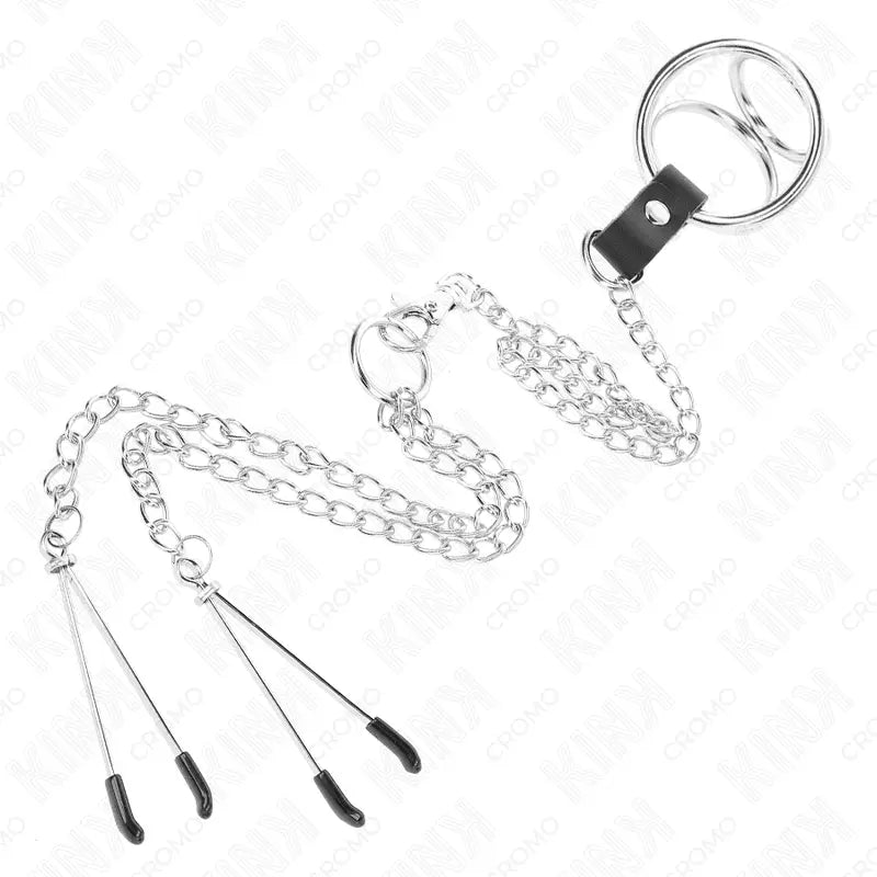 KINK - ANEL DE PÊNIS DE METAL TRIPLO CROMADO DE 3 CM A 4,5 CM COM CORRENTE DE METAL DE 26 CM E CLIPES DE MAMILO - Sexshoptuga 