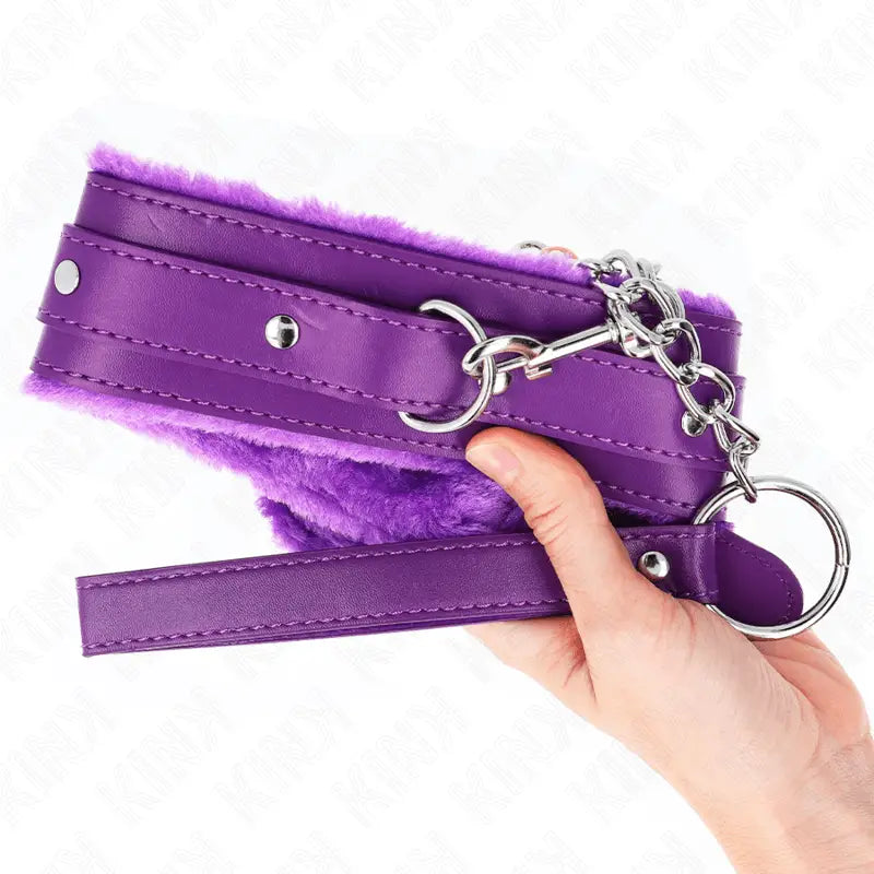 KINK - COLAR COM TRELA 65 CM COM RESTRIÇÕES ROXO 36-42 CM X 5,5 CM - Sexshoptuga 