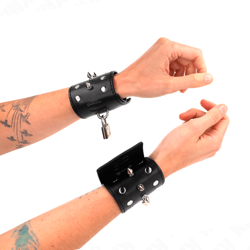 KINK - PUNK WRIST RESTRAINTS WITH DOTS 25 X 6 CM